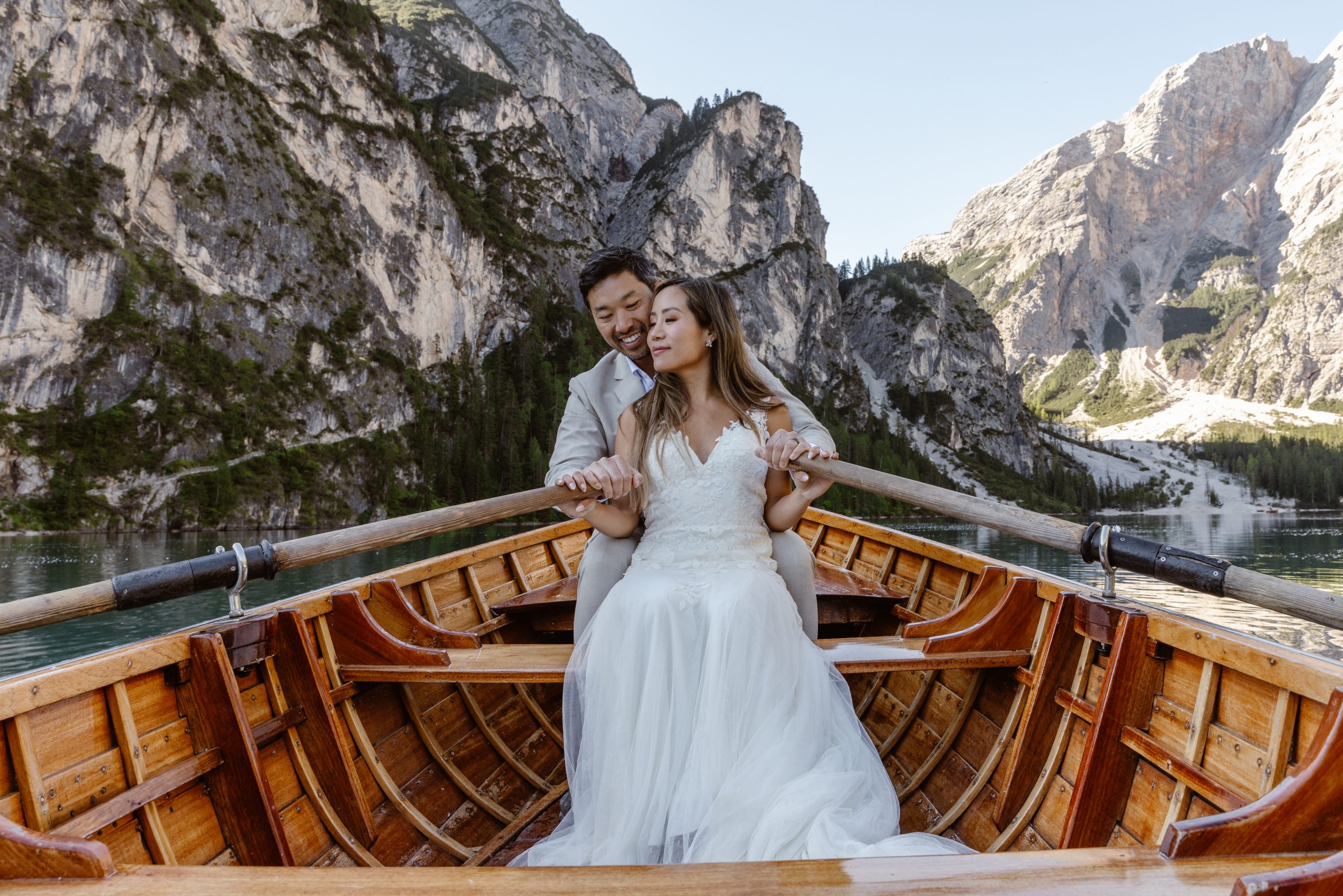 Rachel and Ned Lago di Braies wooden boat elopement